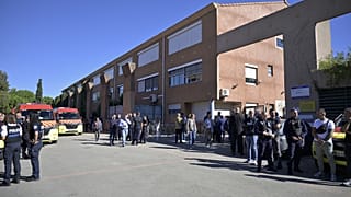 Des policiers se tiennent devant le collège Joseph-Lakanal après une fusillade exceptionnelle, à Aubagne, en France, ce lundi 12 octobre 2026.