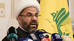 رئيس المجلس التنفيذي في حزب الله، علي دعموش، خلال مؤتمر صحافي في بيروت، الثلاثاء 13 أكتوبر 2026.