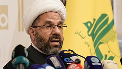 رئيس المجلس التنفيذي في حزب الله، علي دعموش، خلال مؤتمر صحافي في بيروت، الثلاثاء 13 أكتوبر 2026.