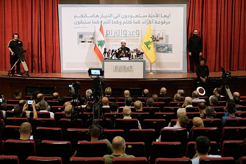 رئيس المجلس التنفيذي في حزب الله، علي دعموش، خلال مؤتمر صحافي في بيروت، الثلاثاء 13 أكتوبر 2026.