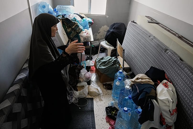 نازحة من قرية دمّرتها القوات الإسرائيلية في جنوب لبنان، داخل مدرسة تحوّلت إلى مركز إيواء في صور، 2 أكتوبر 2026.
