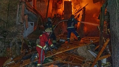 Пожарные тушат пожар после российского авиаудара по жилому дому в Харькове, Украина, вторник, 13 октября 2026 года.