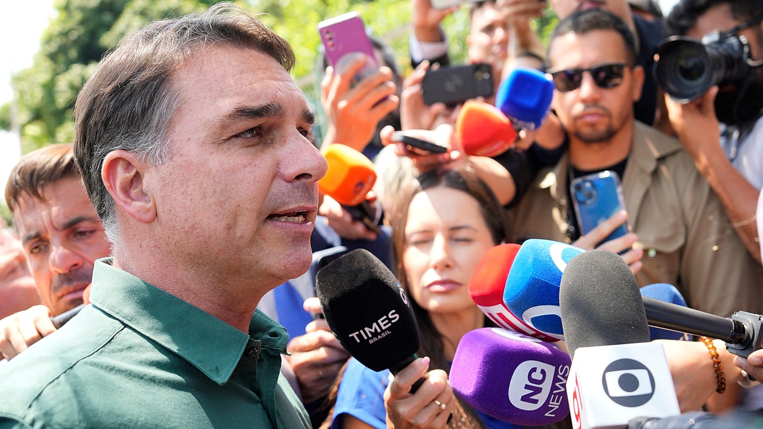O candidato presidencial da oposição, o senador Flávio Bolsonaro, fala com a imprensa após visitar o seu pai, 