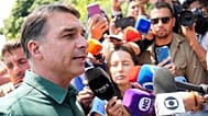 O candidato presidencial da oposição, o senador Flávio Bolsonaro, fala com a imprensa após visitar o seu pai, 