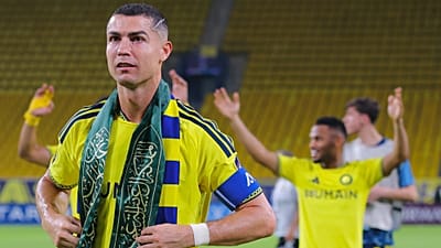 Cristiano Ronaldo, Suudi Arabistan'ın başkenti Riyad'da Al Nassr'ın Neftchi Fergana'yı yenmesinin ardından Suudi bayraklı bir atkı takıyor, 12 Ekim 2026.
