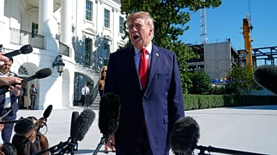 الرئيس دونالد ترامب يتحدث إلى الصحفيين قبل صعوده على متن المروحية الرئاسية "مارين وان" في الحديقة الجنوبية للبيت الأبيض، يوم الثلاثاء 13 أكتوبر 2026، في واشنطن. (صورة من أسوشي