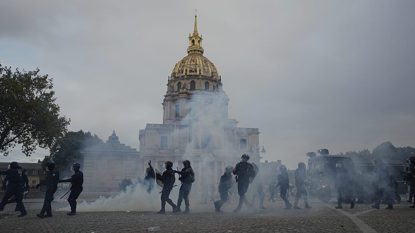 Nasilje u Parizu dok desetine hiljada ljudi protestuju širom Francuske