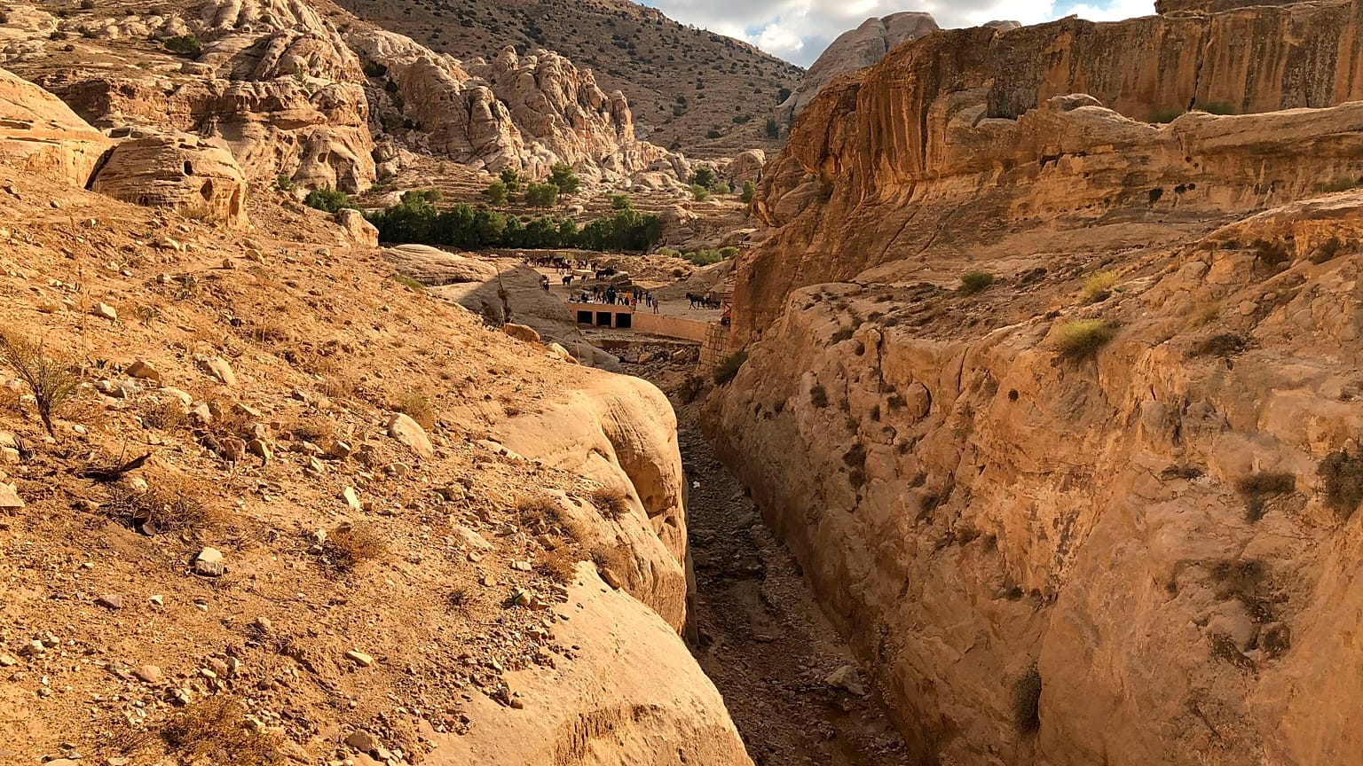 صورة أرشيفية: سد شيدته دائرة الآثار في ستينيات القرن الماضي، ونفق "مدلم" الأثري - وكلاهما أُنشئ لحماية المنطقة من الفيضانات - في البتراء بالأردن، 15 نوفمبر 2018. (صورة من أسوش
