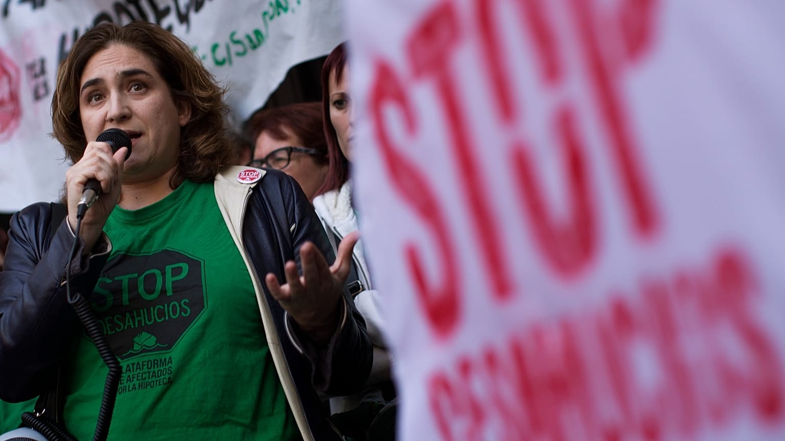 ARCHIVO: En esta foto del 10 de enero de 2013, la destacada activista social española Ada Colau.