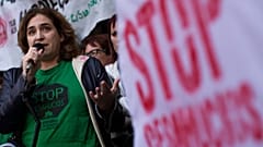 ARCHIVO: En esta foto del 10 de enero de 2013, la destacada activista social española Ada Colau.
