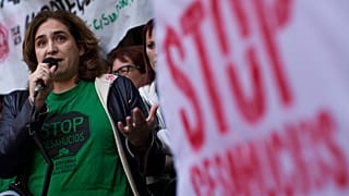 ARCHIVO: En esta foto del 10 de enero de 2013, la destacada activista social española Ada Colau.