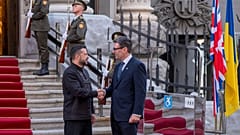 Primeiro-ministro britânico Andy Burnham (à direita) é recebido pelo presidente ucraniano Volodymyr Zelensky antes de reunião em Kiev, 24 de agosto de 2026