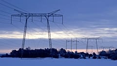 Linhas de alta tensão numa paisagem de inverno na zona rural a norte de Estocolmo, Suécia, em 10 de fevereiro de 2021.