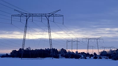 Lignes électriques dans un paysage hivernal, dans la campagne au nord de Stockholm, en Suède, le 10 février 2021.