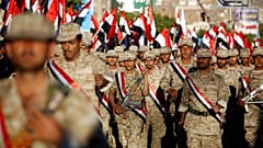 ARQUIVO: Combatentes Houthi fardados marcham num comício que assinala a independência do Sul do Iémen do domínio britânico, em Saná, 30 nov. 2015