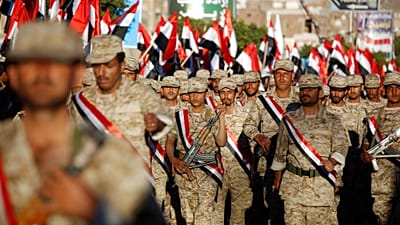 Archiv: Uniformierte Huthi-Kämpfer marschieren bei einer Kundgebung zum Jahrestag der Unabhängigkeit Südjemens von der Kolonialherrschaft in Sanaa, 30. November 2015