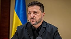 Presidente ucraniano Volodymyr Zelensky fala à comunicação social após um fórum empresarial germano-ucraniano em Kiev, Ucrânia, domingo, 4 de outubro de 2026