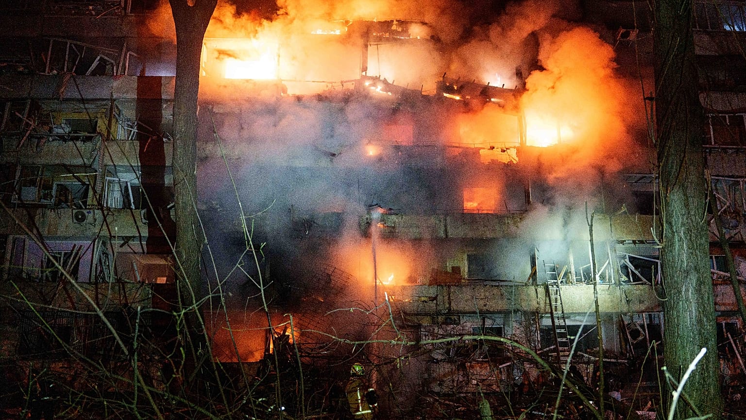 Un edificio residencial de varias plantas dañado y en llamas tras un ataque con misiles rusos contra Kiev, el 13 de octubre de 2026.