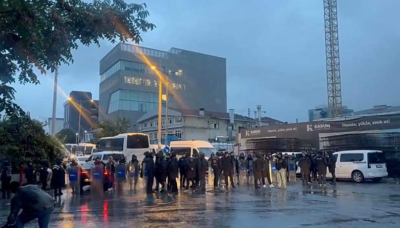 Çarşamba günü sabah erken saatlerde polis Halk TV binasının önünde / 14 Ekim 2026
