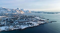 Casas junto à costa de um braço de mar em Nuuk, 25 de janeiro de 2026