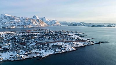Maisons près de la côte d'un bras de mer de Nuuk, 25 janvier 2026