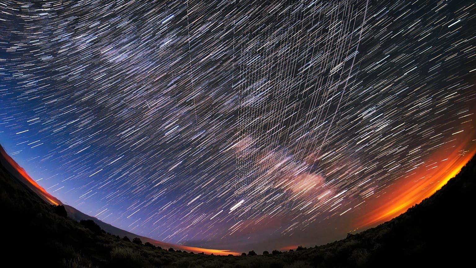 Über dem Carson National Forest in New Mexico ziehen Starlink-Satelliten vorbei, am dritten Februar 2022.