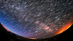 Satélites Starlink cruzam o céu perto de Carson National Forest, no Novo México, em 3 de fevereiro de 2022