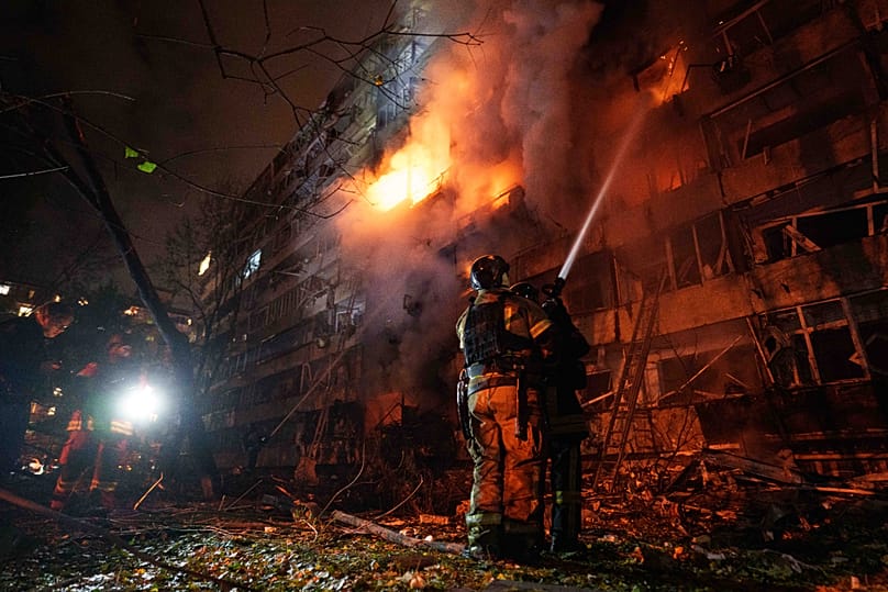 Rettungskräfte löschen einen Brand in einem mehrstöckigen Wohnhaus nach einem russischen Raketenangriff auf Kyjiw, 13. Oktober 2026