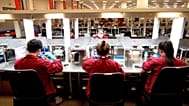 Trabajadores elaboran joyas en la nueva fábrica de Pandora