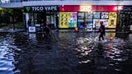 Bombeiros intervêm num parque de estacionamento inundado pela chuva em Santiago, no Chile.
