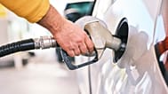 Un hombre rellenando el depósito de gasolina de su coche