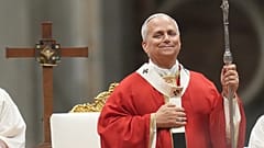 El Papa León XIV celebra una misa en la Basílica de San Pedro, en el Vaticano, el jueves 8 de octubre de 2026.