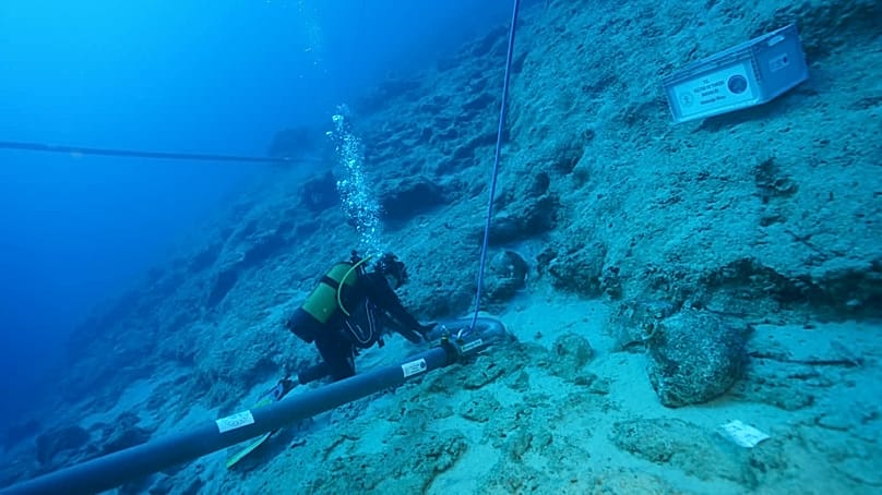 Dalgıçlar Kekova'daki batık alanında araştırma yapıyor.