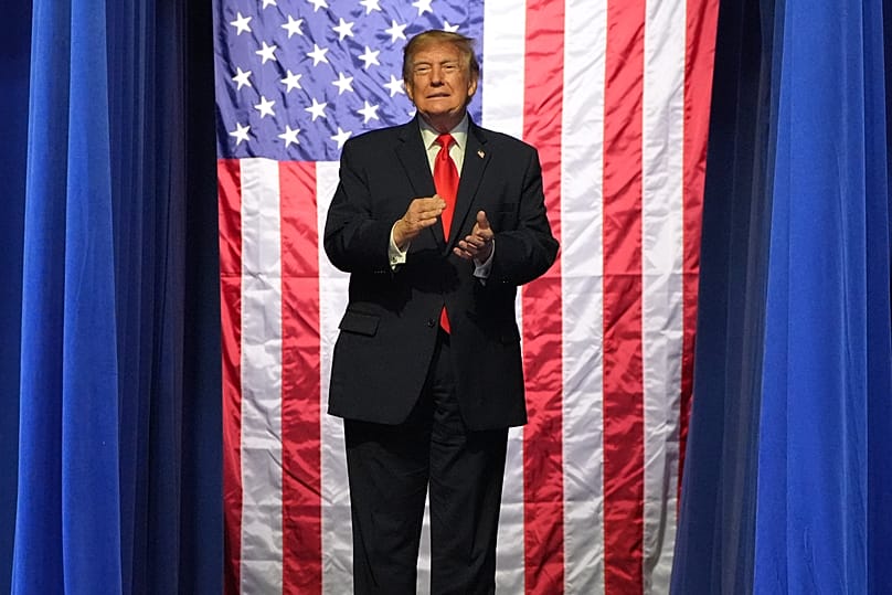 Il presidente degli Stati Uniti Donald Trump arriva a un comizio elettorale al Curtis D. Menard Memorial Sports Centre a Wasilla, 13 ottobre 2026