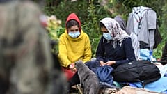 Μετανάστες περιμένουν στην περιοχή ανάμεσα στα σύνορα Λευκορωσίας και Πολωνίας, κοντά στο χωριό Ούσναρζ Γκόρνι, την Παρασκευή 20 Αυγούστου 2021