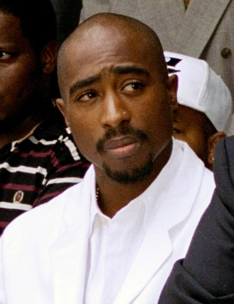 Tupac Shakur, 15 Ağustos 1996’da Los Angeles’ın Güney Merkez bölgesinde bir seçmen kayıt etkinliğine katılıyor