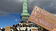 "Vogliamo vivere, non sopravvivere". Una manifestazione in piazza della Bastiglia, a Parigi, l'8 ottobre 2026.
