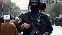 FICHEIRO: Um agente da polícia iraniana monta guarda na rua Azadi (Liberdade), em Teerão, 1 de agosto de 2024