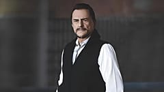 Şarkıcı Alpay