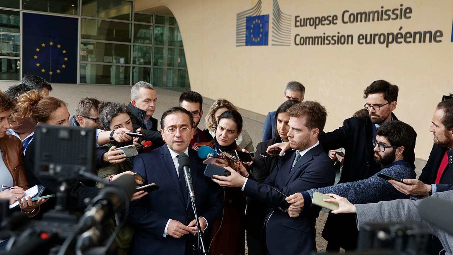 Jose Manuel Albares spanyol külügyminiszter nyilatkozik a médiának Brüsszelben 2024. április April 12-én
