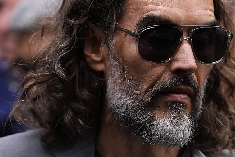 Russell Brand abandona o Southwark Crown Court, 6 de outubro de 2026
