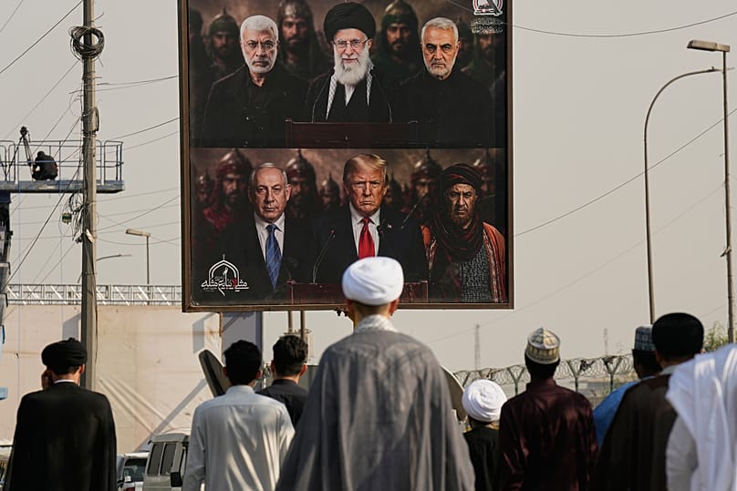 لوحة تضم صور قادة إيرانيين وعراقيين قُتلوا خلال الحرب، إلى جانب نتنياهو وترامب، بغداد، 30 أيلول 2026.