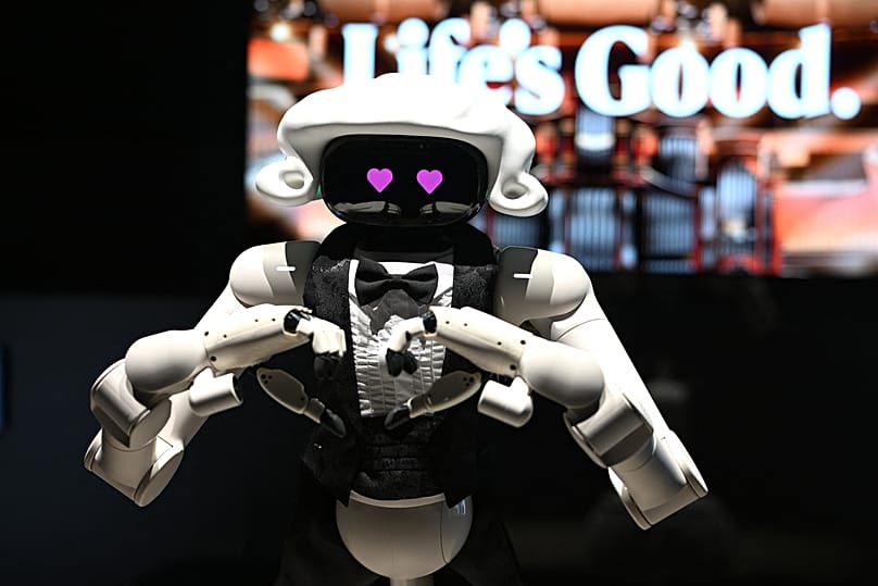 Ein verkleideter Roboter steht am Stand von LG Electronics auf der IFA 2026 in Berlin.