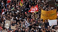 Ученики протестуют против нехватки ресурсов в школах Ренна, Франция, во вторник, 13 октября 2026 года.