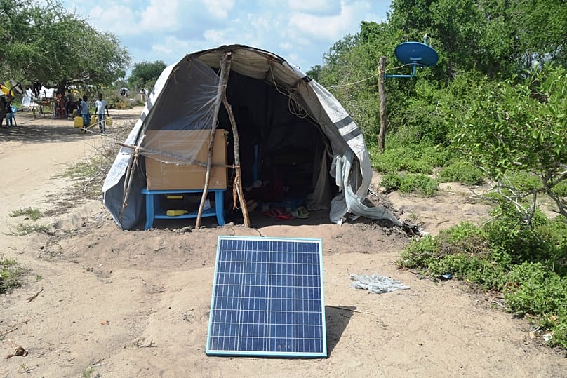 ARCHIV: Eine durch Überschwemmungen vertriebene Familie hat ein Solarpanel vor ihrem Zelt in der Stadt Garsen im Bezirk Tana River in Kenia aufgestellt, dritten Dezember 2023. 