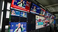 Ecrãs instalados na sede do canal de notícias turco Halk TV mostram o Presidente turco