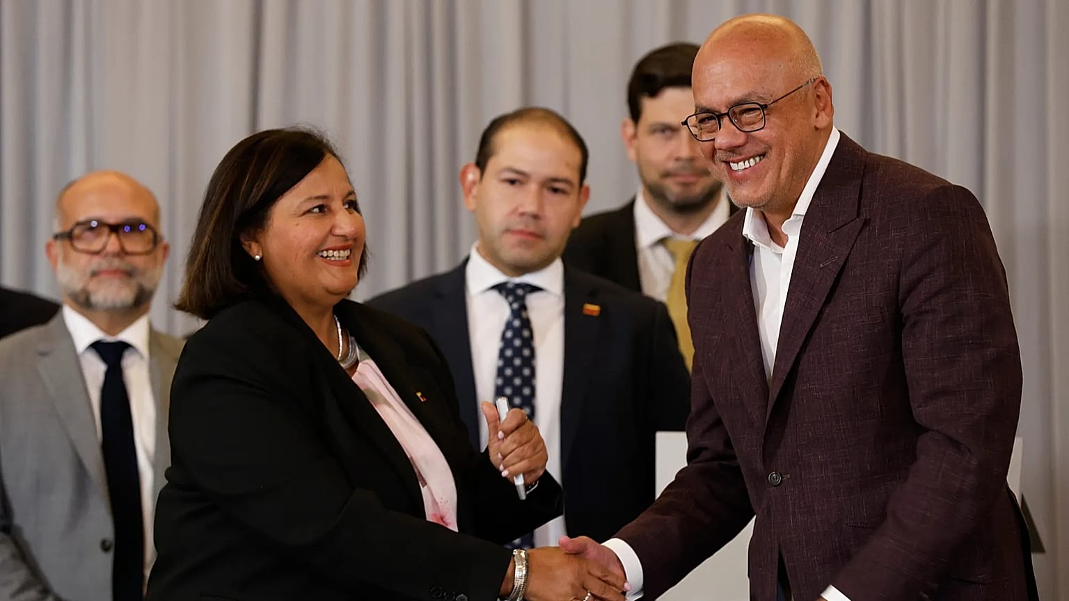 La opositora Dinorah Figuera y el presidente de la Asamblea Nacional, Jorge Rodríguez, se estrechan la mano tras la segunda ronda de negociaciones, el 25 de septiembre de 2026