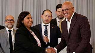La opositora Dinorah Figuera y el presidente de la Asamblea Nacional, Jorge Rodríguez, se estrechan la mano tras la segunda ronda de negociaciones, el 25 de septiembre de 2026