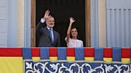 El rey Felipe VI y la reina Letizia de España saludan durante su visita al enclave español de Melilla, el miércoles 14 de octubre de 2026.