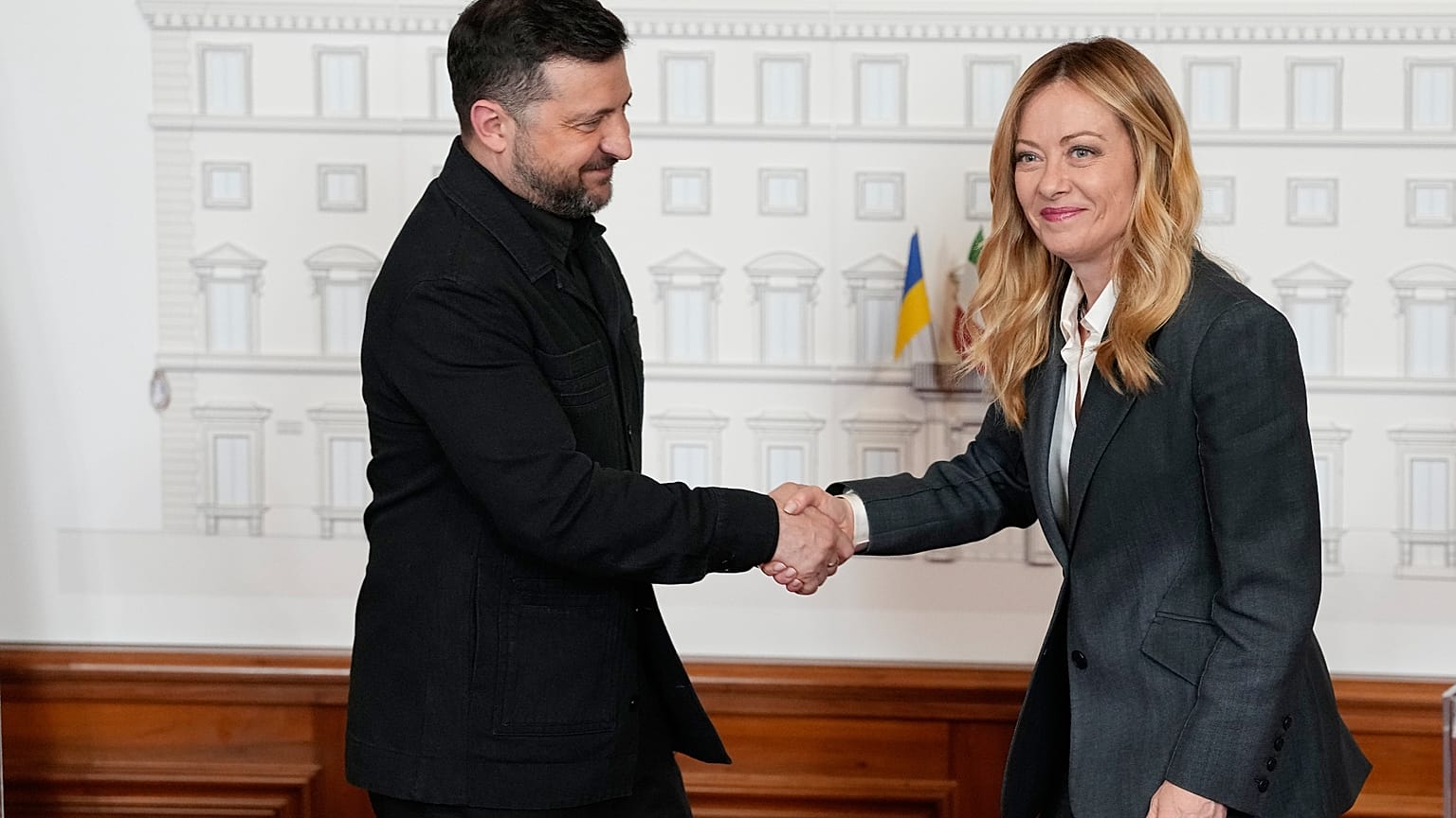 Giorgia Meloni, a destra, incontra il presidente ucraino Volodymyr Zelensky a Palazzo Chigi a Roma il 15 aprile scorso 